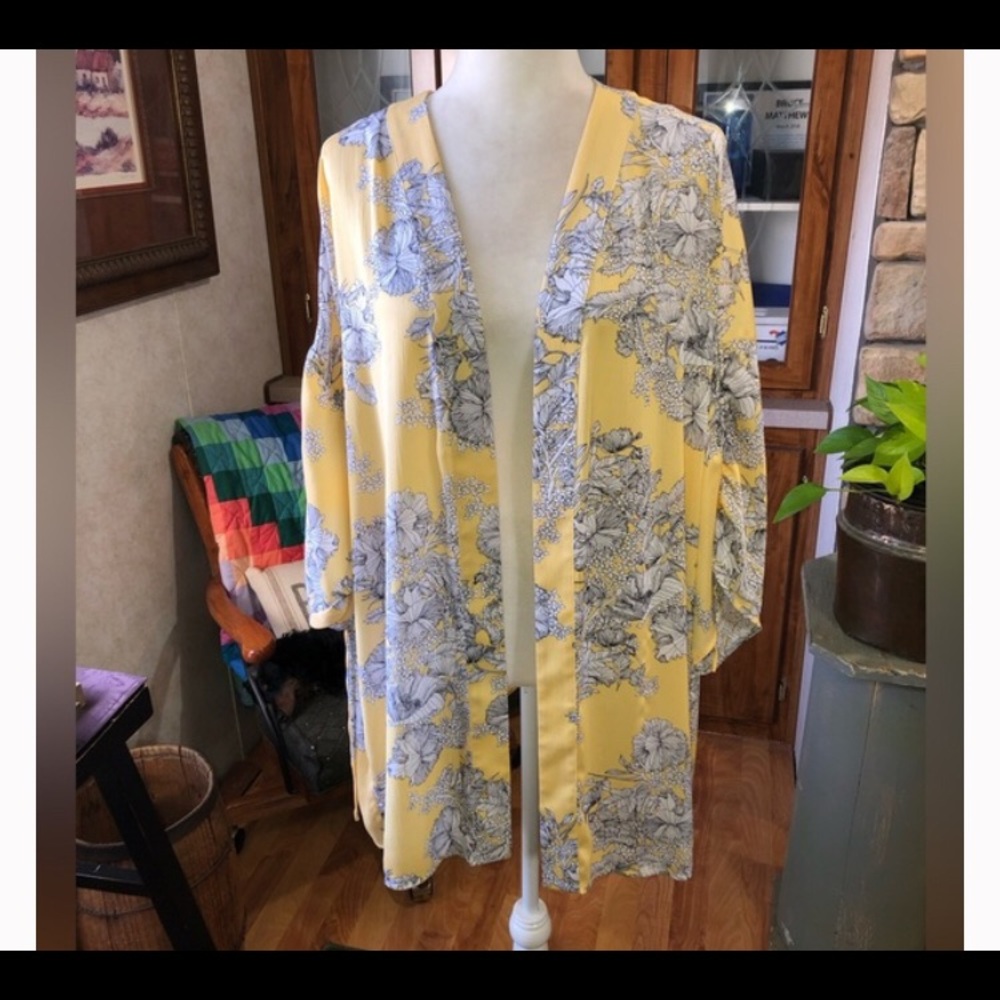 LIZ CLAIBORNE WOMAN SIZE 2X 3X YELLOW AND WHITE FLORAL KIMONO WITH RUCHED SLEEVE